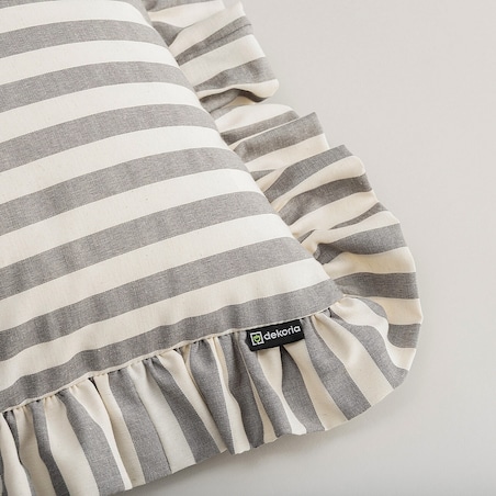 Poszewka Paula z falbaną 45x45 szaro-białe pasy (1,5cm)