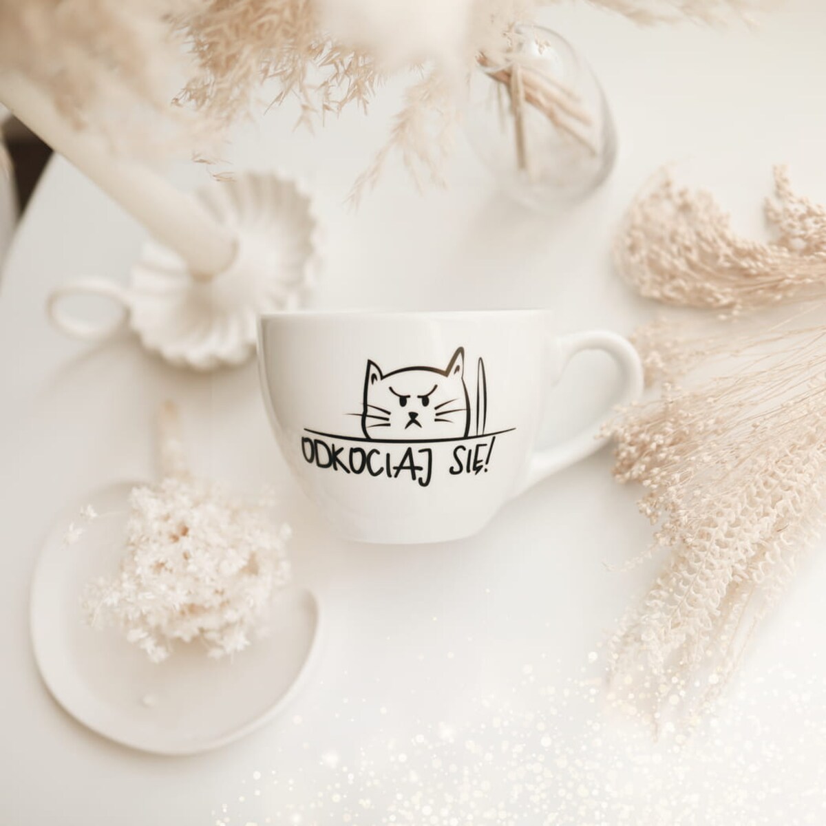 Biały kubek porcelanowy 500 ml - zabawny napis Odkociaj się z motywem kota dla miłośnika kotów na urodziny