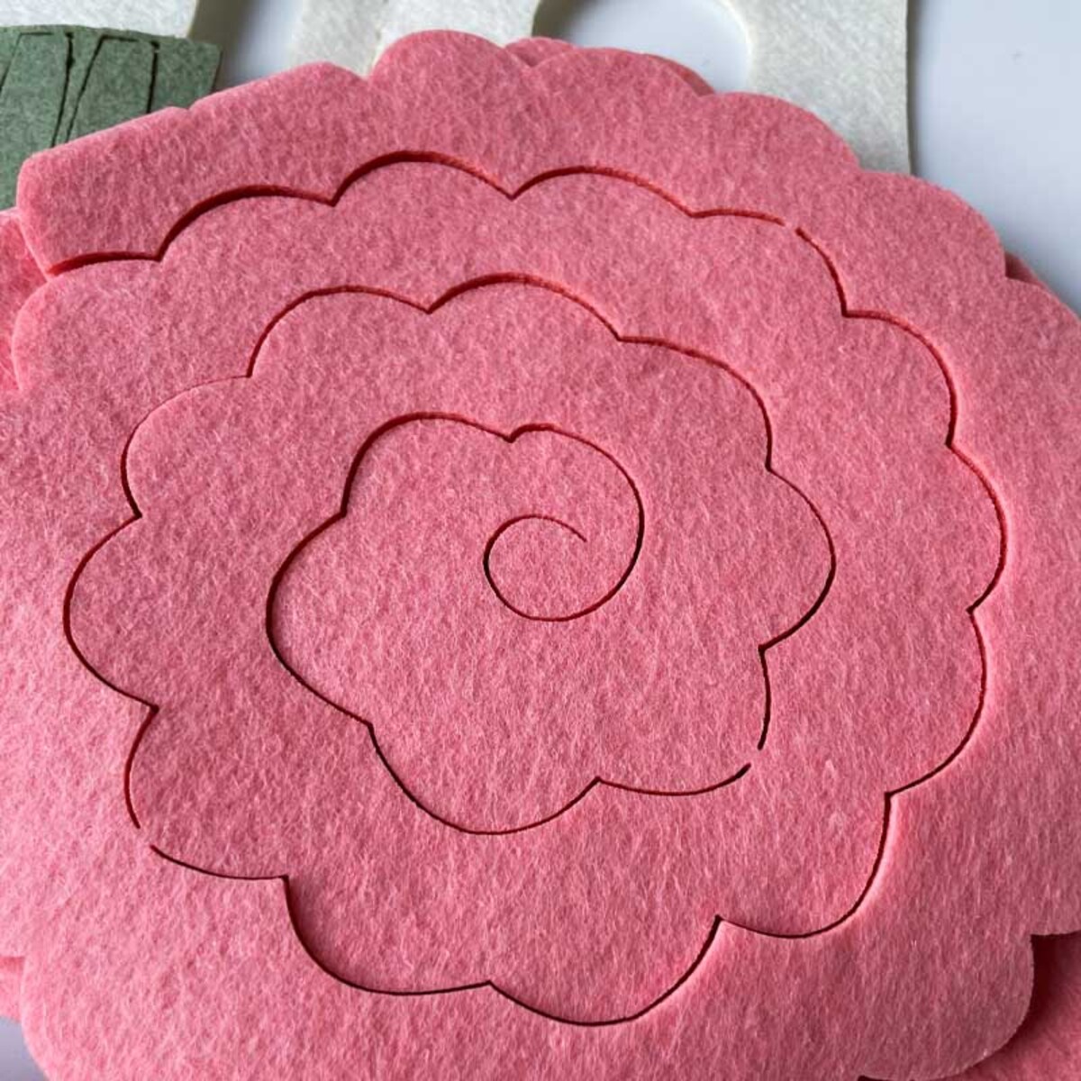 Kwiaty w koszyku DIY - Róże różowe