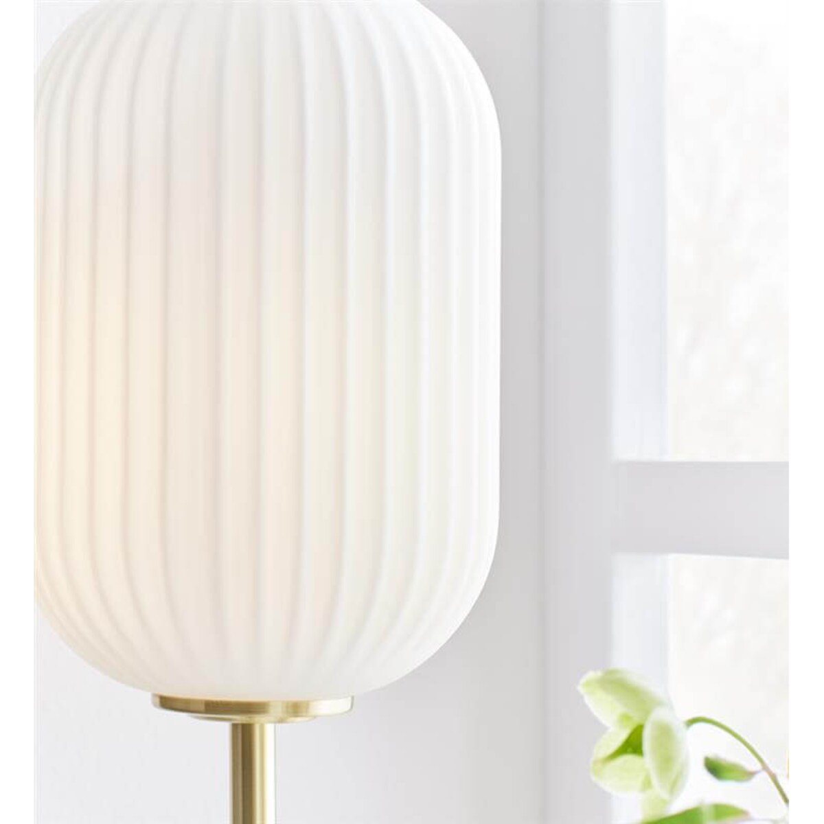 Stylowa lampa stojąca Cava plisowana na komodę mosiądz biała