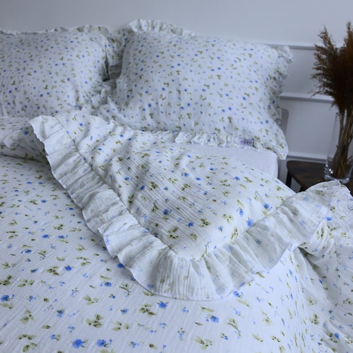 Pościel Muślinowa Z Ozdobną Falbanką Komplet Zestaw 200X200 Cm Niebieskie Kwiatki + 2 Poduszki 70X80 Cm