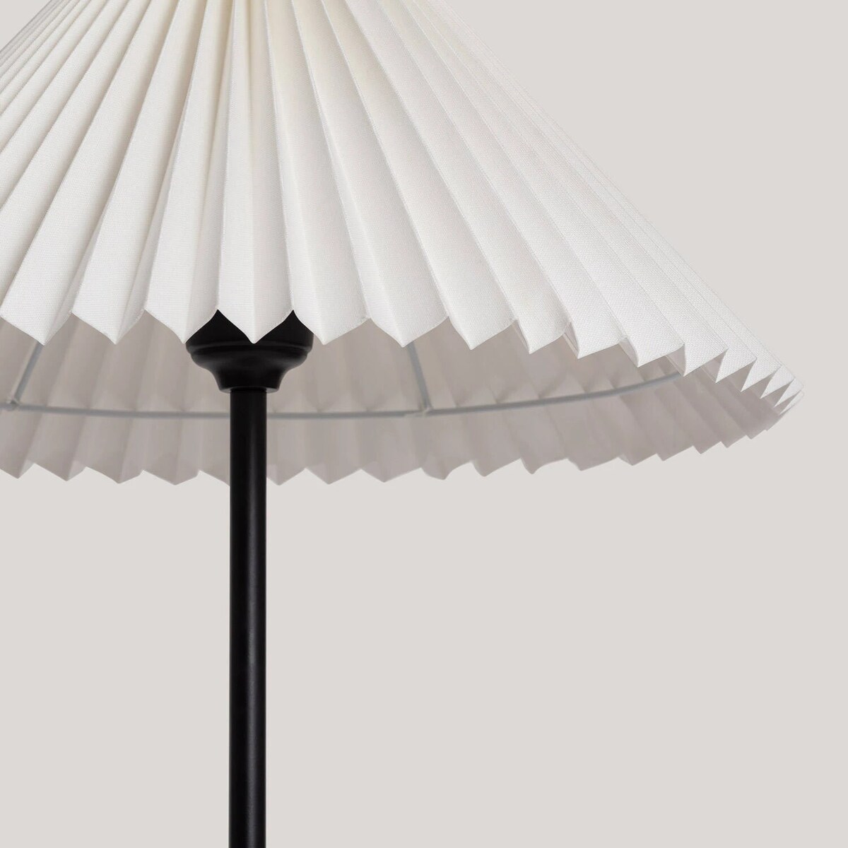 Lampa podłogowa z drewna z plisowanym kloszem Leonessa, 140 cm