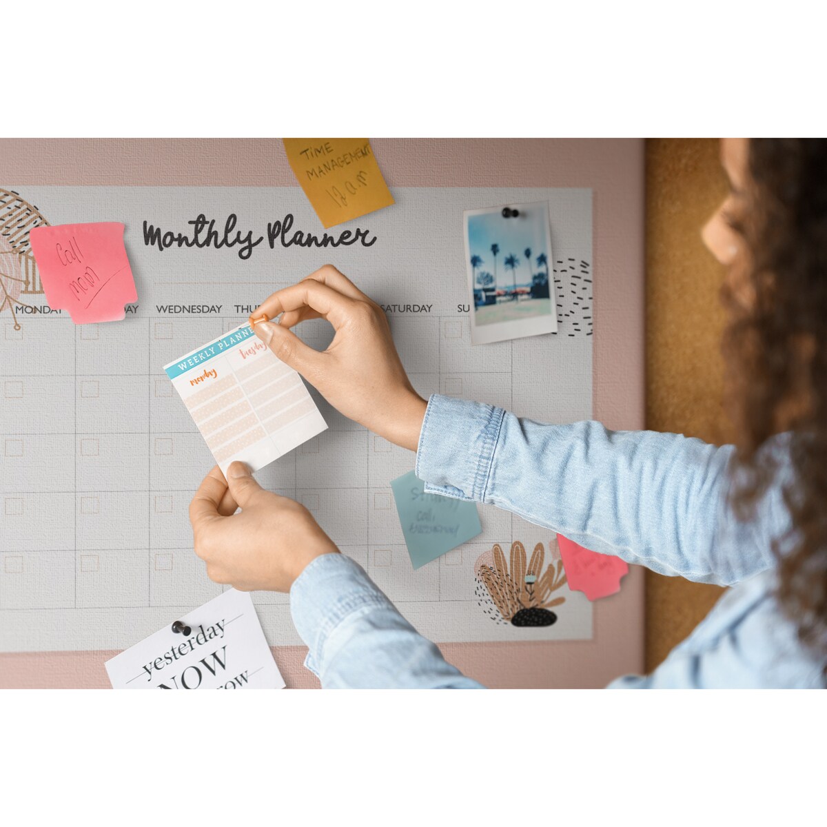 Tablica korkowa Planer miesięczny 100x70cm - drewniane pinezki