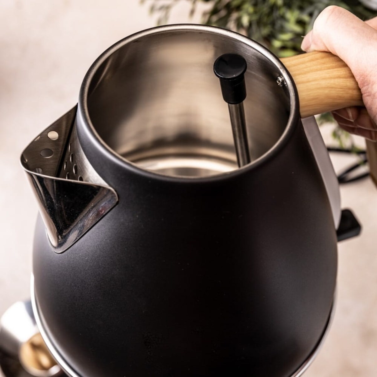 Czajnik elektryczny ze stali nierdzewnej 1.7L czarny KLAUSBERG