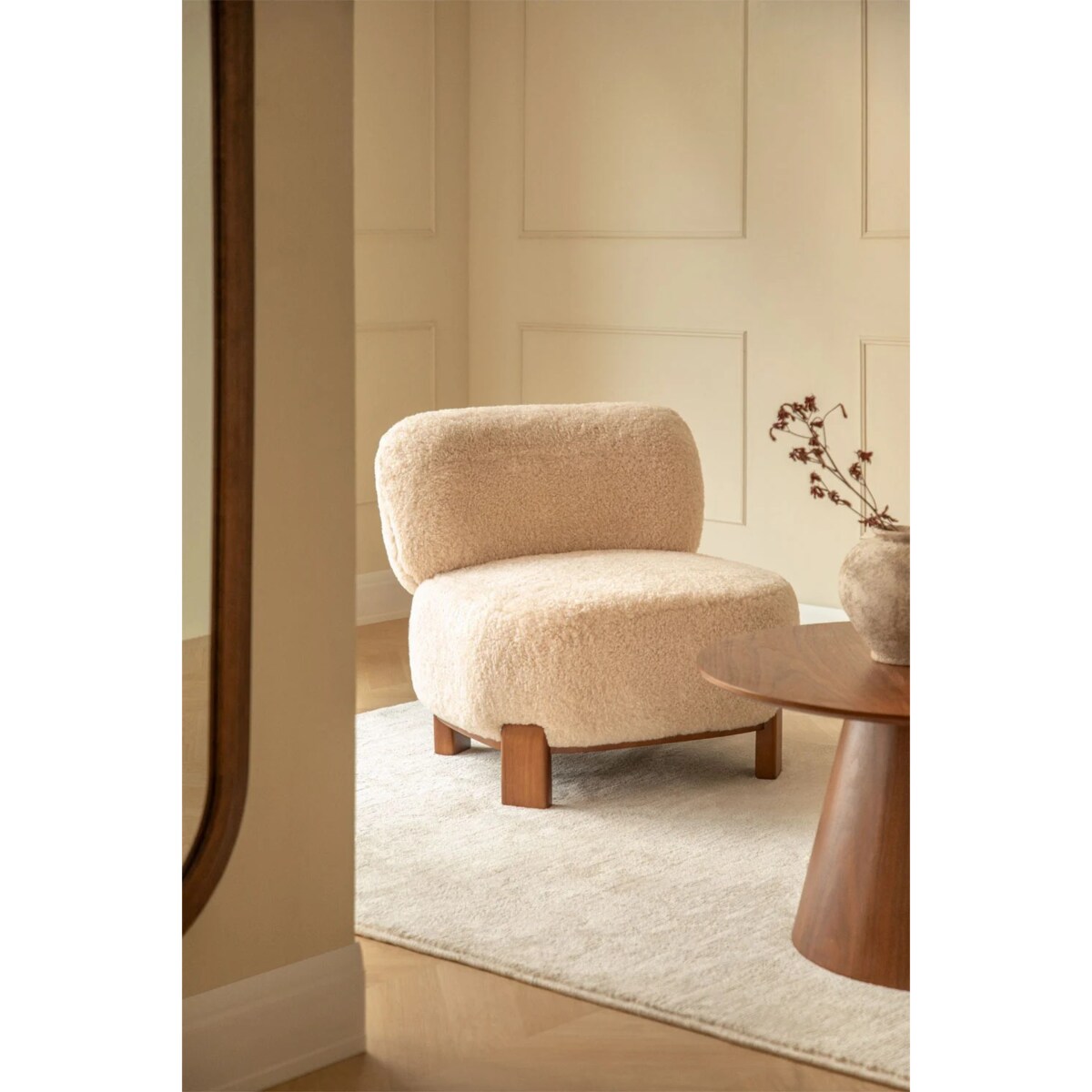 Fotel z drewna kauczukowego i futerka Eldred