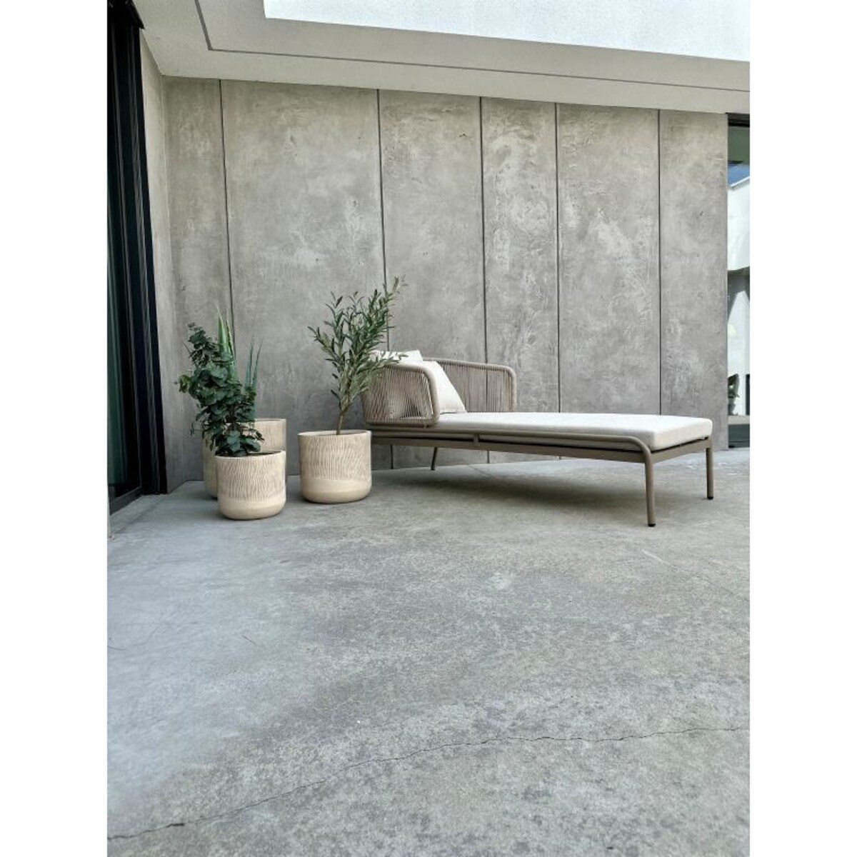 ALUMINIOWY LEŻAK NAZARIO W KOLORZE SZAMPAŃSKIM