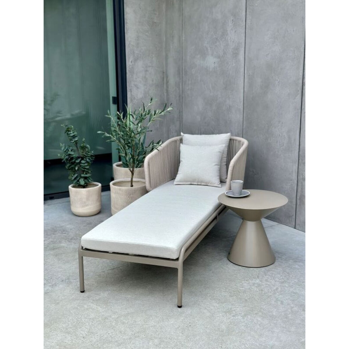 ALUMINIOWY LEŻAK NAZARIO W KOLORZE SZAMPAŃSKIM