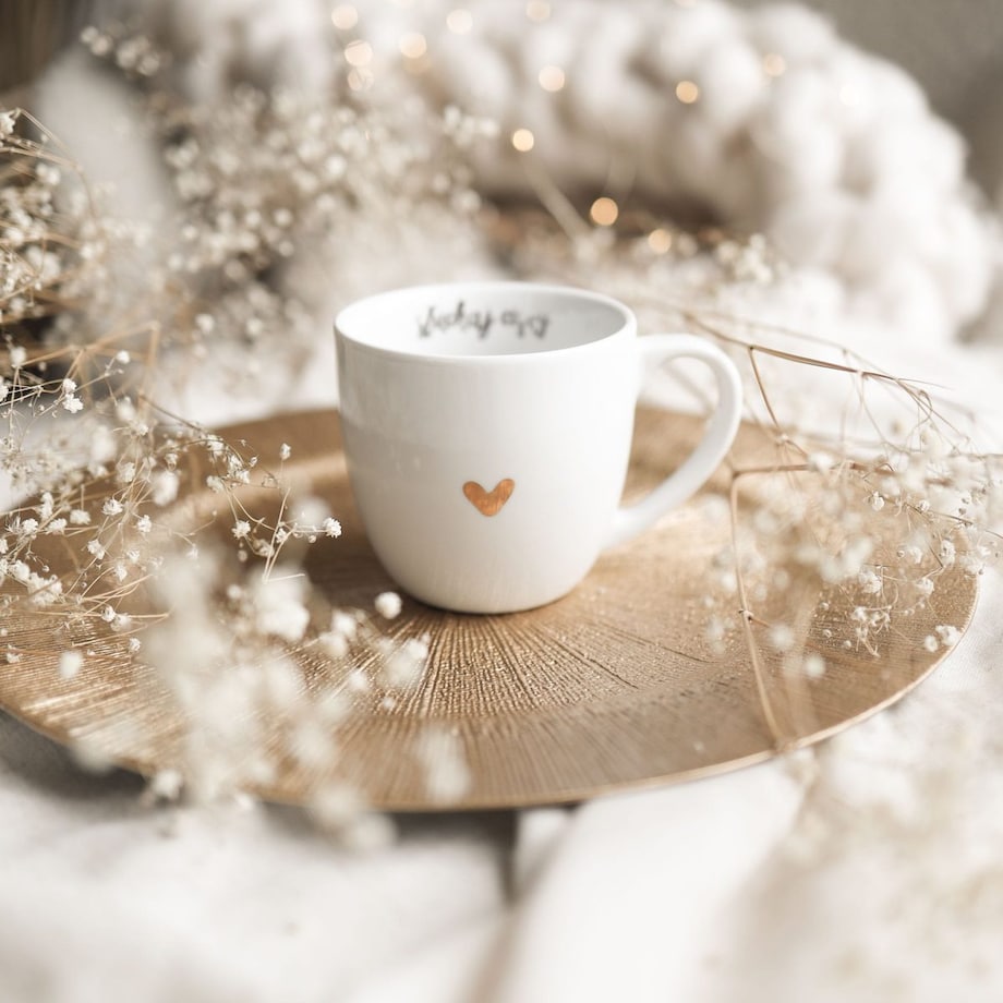 Biały kubek porcelanowy 300 ml ze złotym sercem i napisem „Słuchaj ciszy" wewnątrz - prezent na urodziny, Dzień Matki, Dzień Kobiet