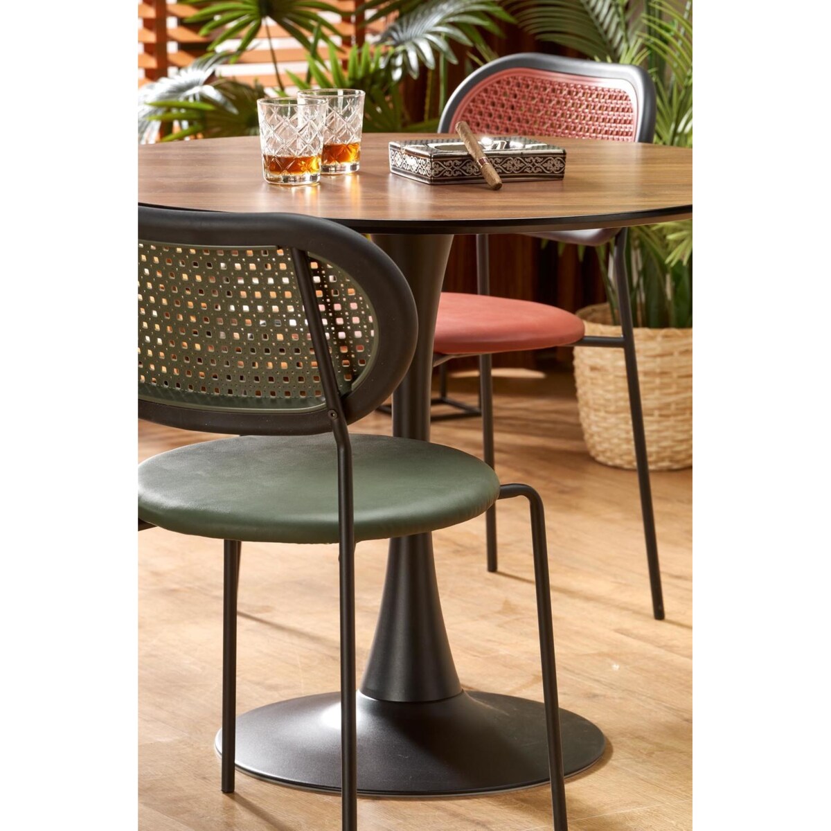 STÓŁ OKRĄGŁY Malta 90 cm ORZECH czarna podstawa dla 3-4 osób