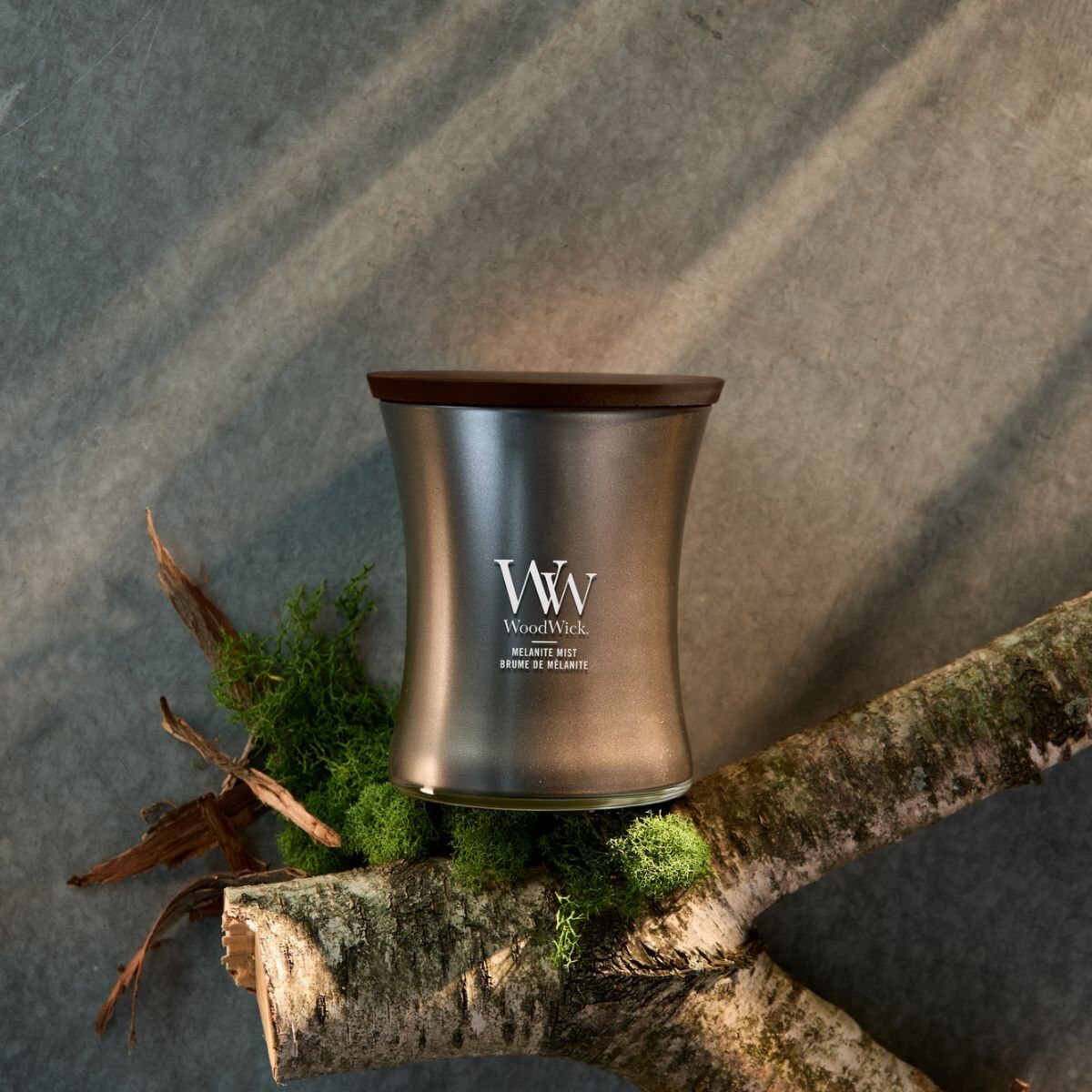 WoodWick świeca średnia MELANITE MIST