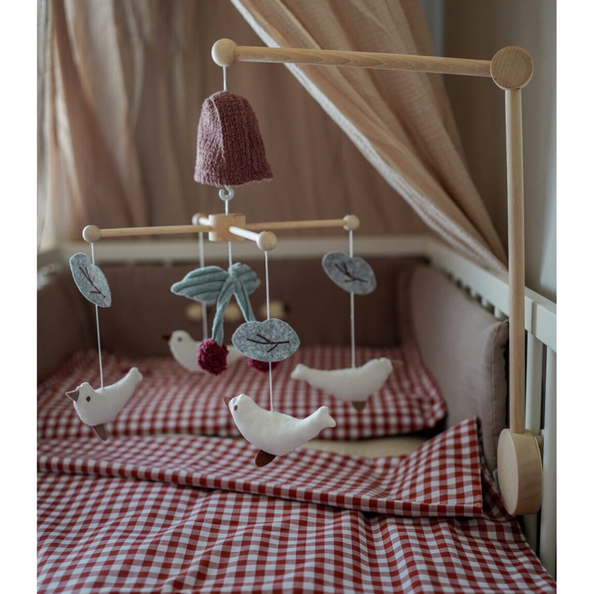 Cherry Birds – karuzela do łóżeczka z obrotową pozytywką