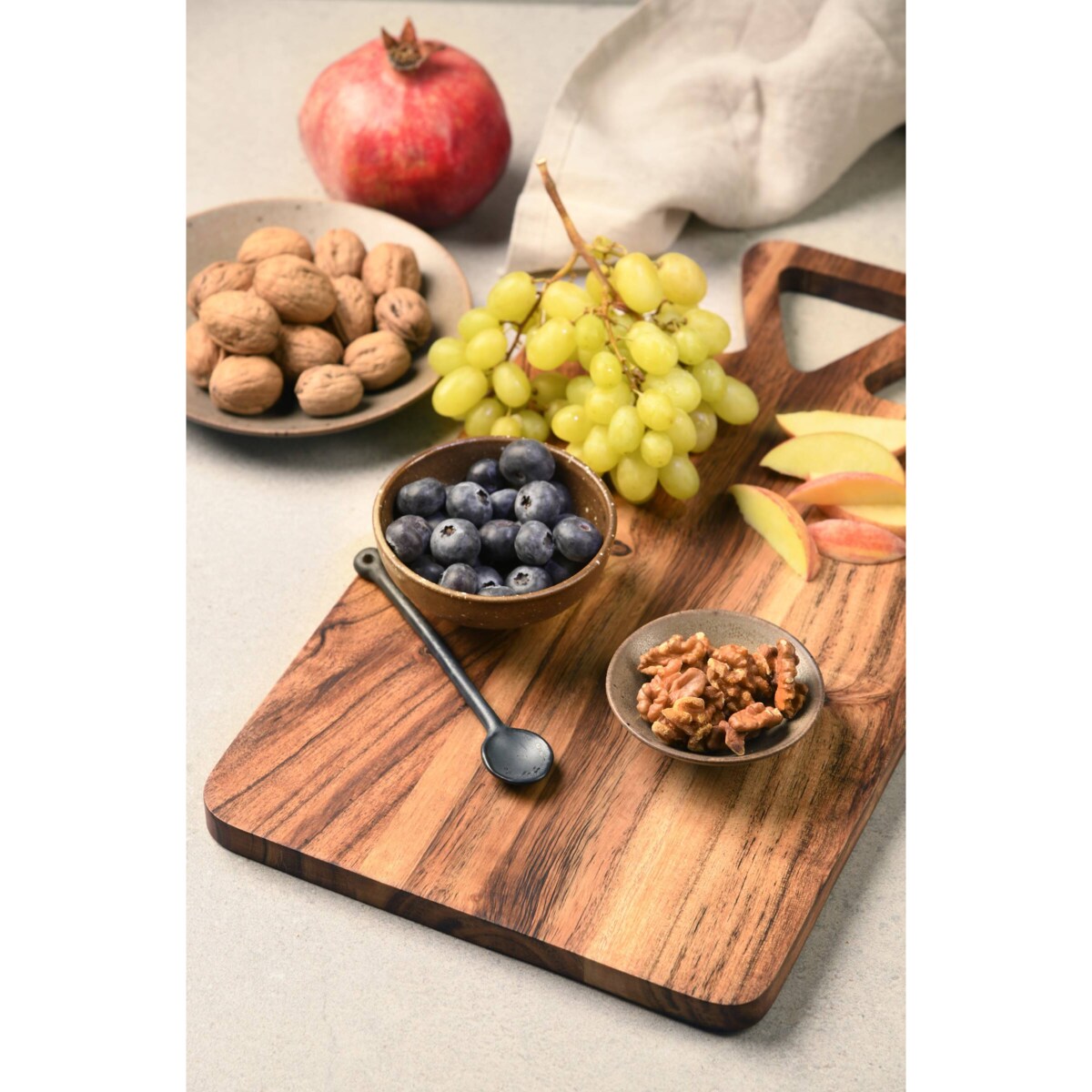 Deska z drewna akacjowego z uchwytem