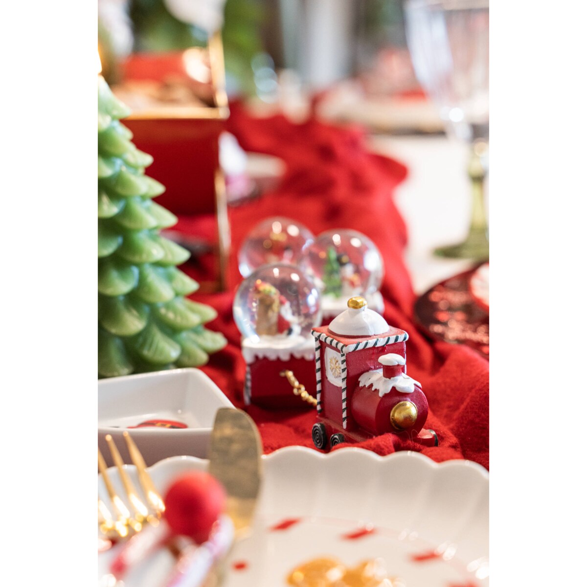 Pociąg świąteczny ze śnieżnymi kulami, ozdoba bożonarodzeniowa