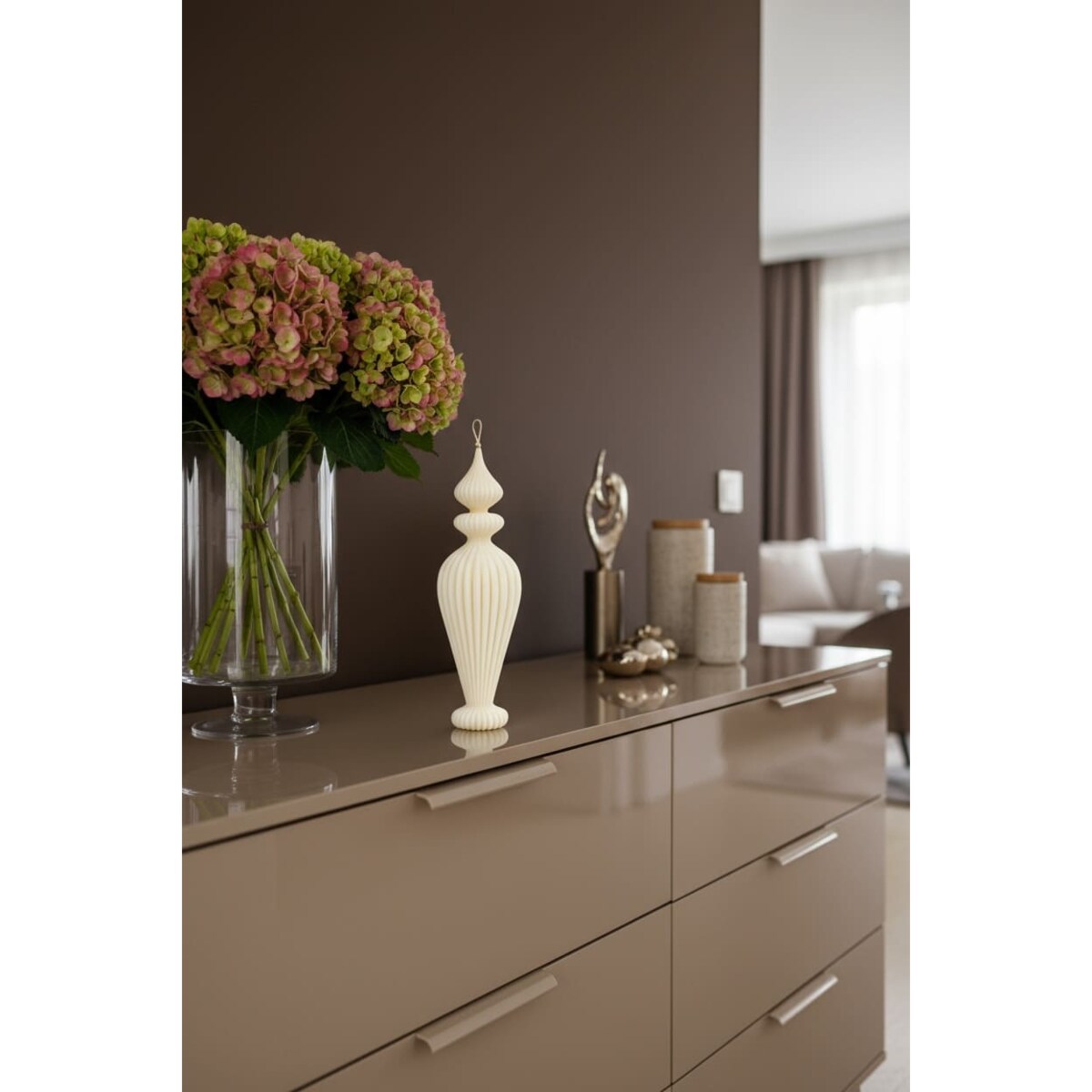 Świeca sojowa Mandi o eleganckiej geometrycznej formie – dekoracyjna rzeźba z naturalnego wosku