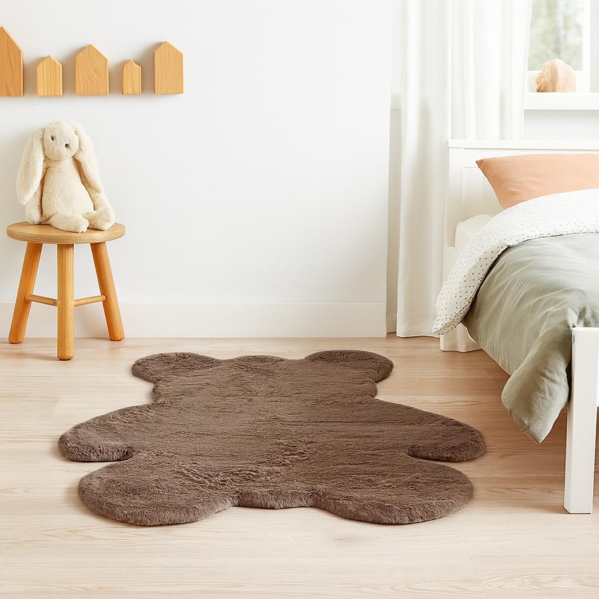 Dywan dziecięcy miś z imitacji futra BJÖRN, 100 x 85 cm