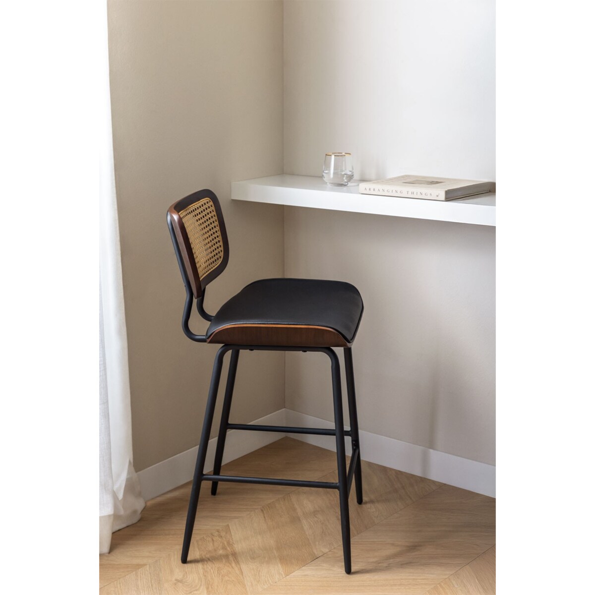 Krzesło barowe z drewna, rattanu i ekoskóry czarnej Raysa brązowe