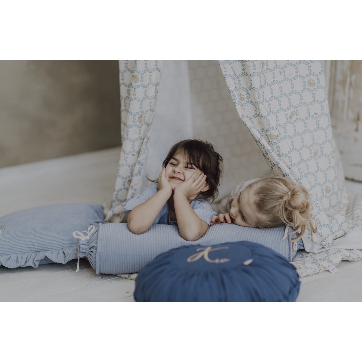 Poduszka dekoracyjna wałek sztruksowy blue