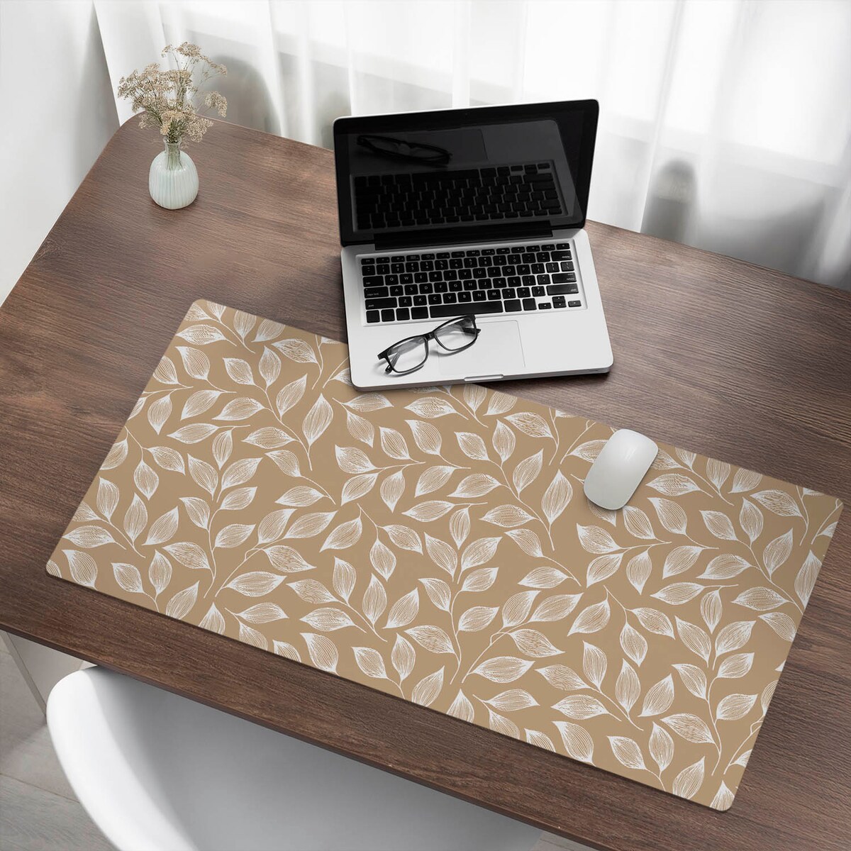 Beżowa mata na biurko Liście na gałązkach, 100x50 cm