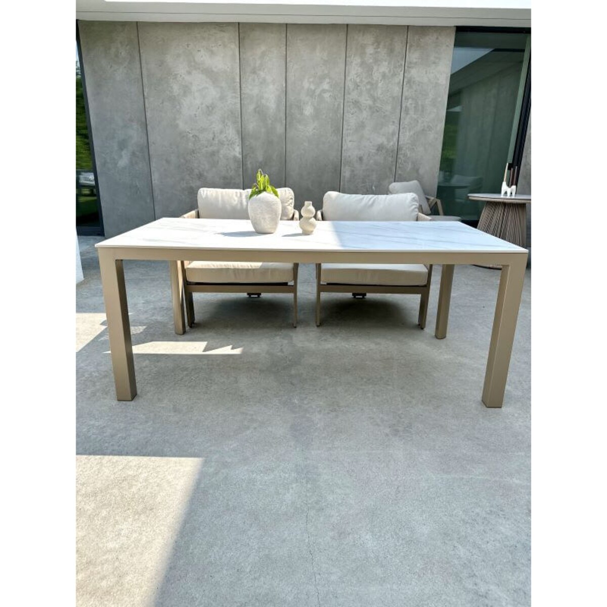 ALUMINIOWY STÓŁ AZZURA W KOLORZE SZAMPAŃSKIM