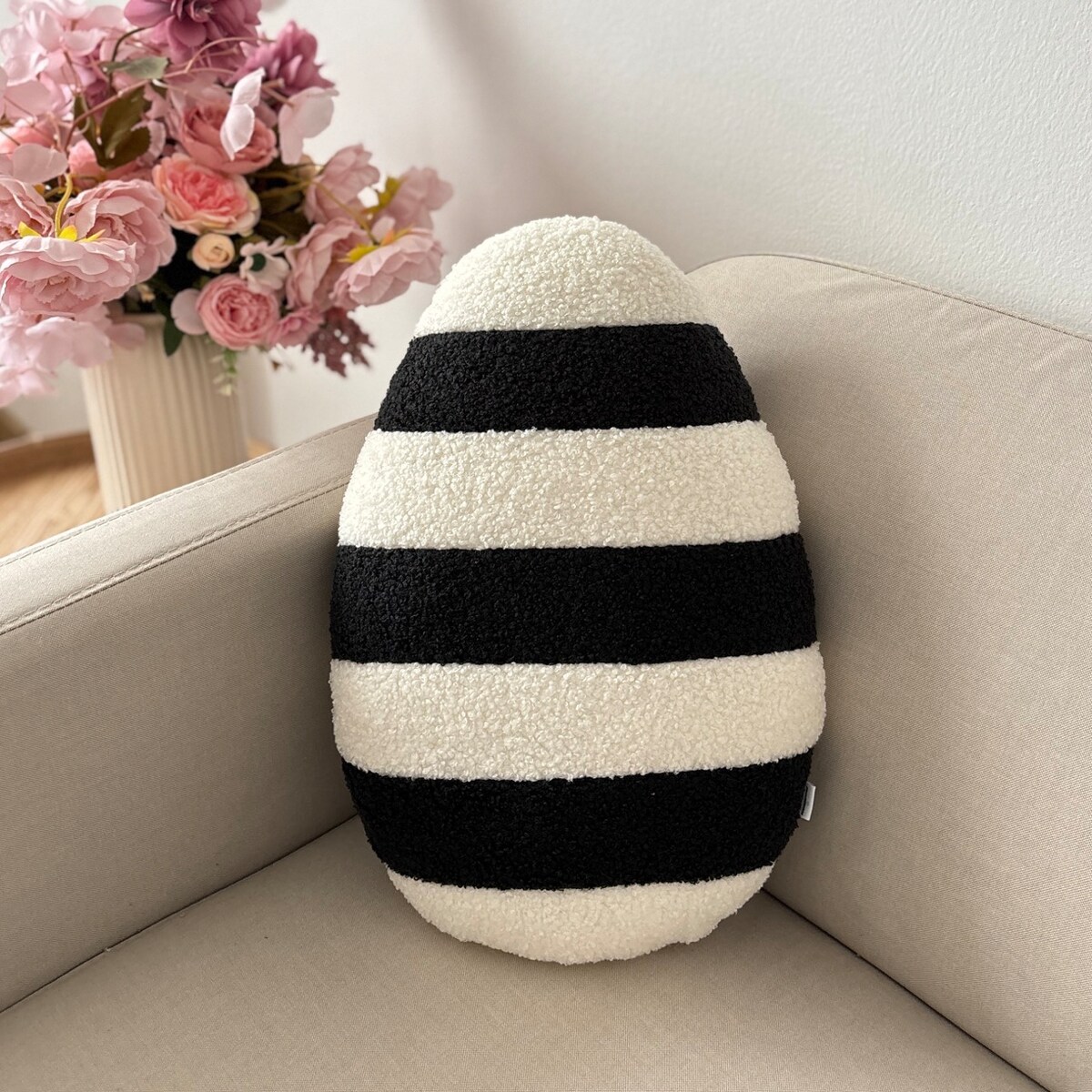 Poduszka Jajko pisanka boucle w paski czarny ecru