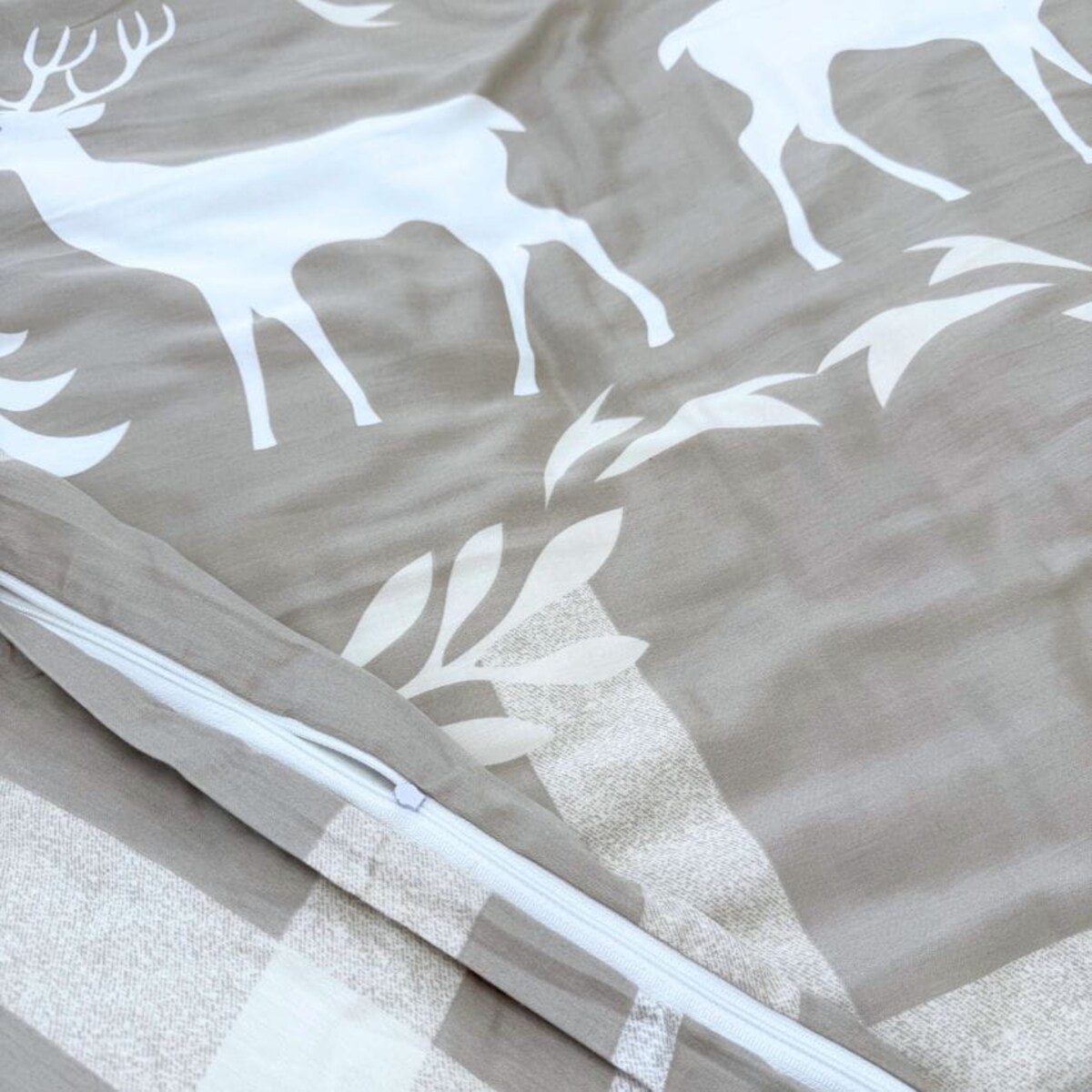 Pościel bawełniana świąteczna 160x200 BEŻOWO-BIAŁA Z RENIFERAMI I ŚNIEŻYNKAMI