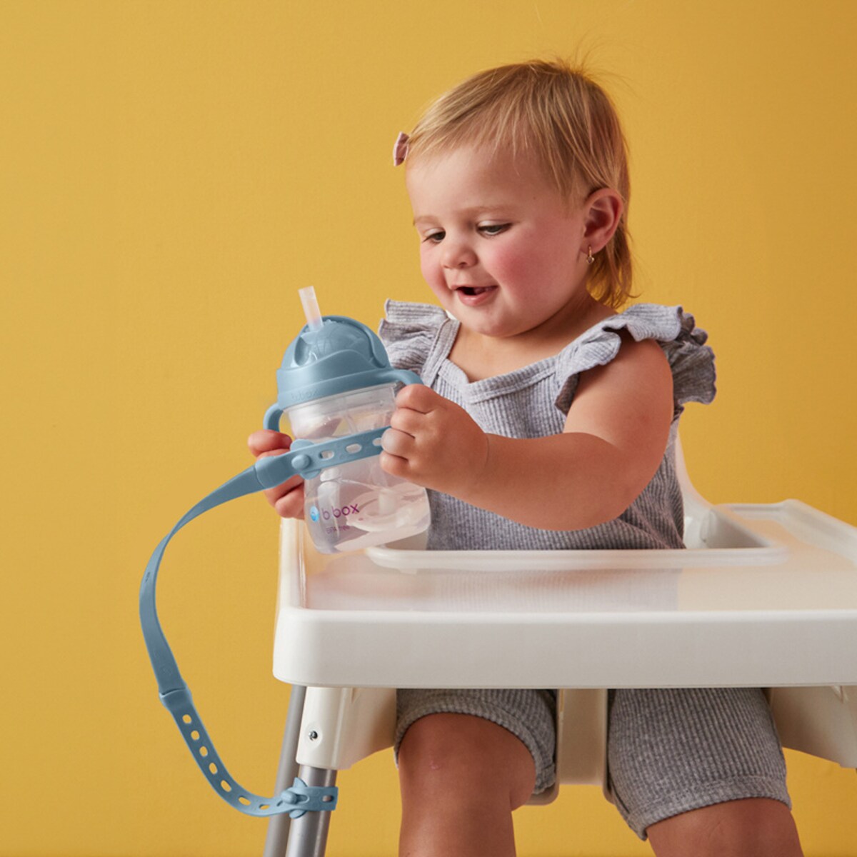 Smycz do bidonu ze słomką dla dzieci błękitna regulowana silikonowa b.box