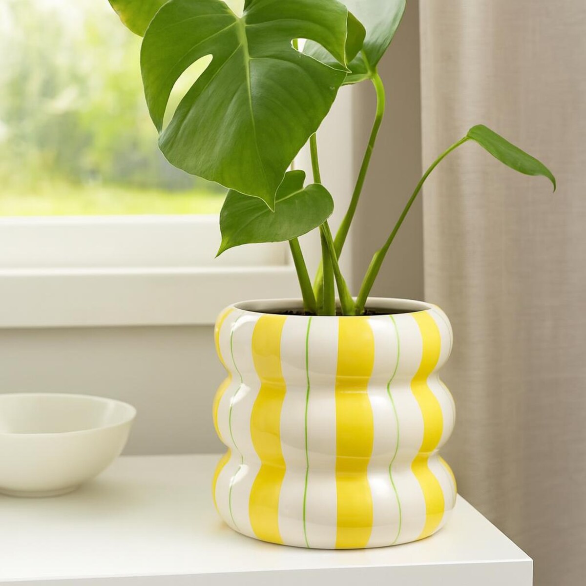 Ceramiczna osłona na doniczkę w paski LINJE, 14 cm