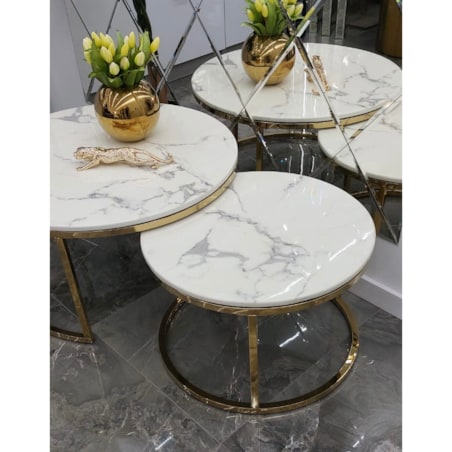 Zestaw złotych okrągłych stolików kawowych Premium Marco z kamiennym blatem marmurkowym 2 in 1