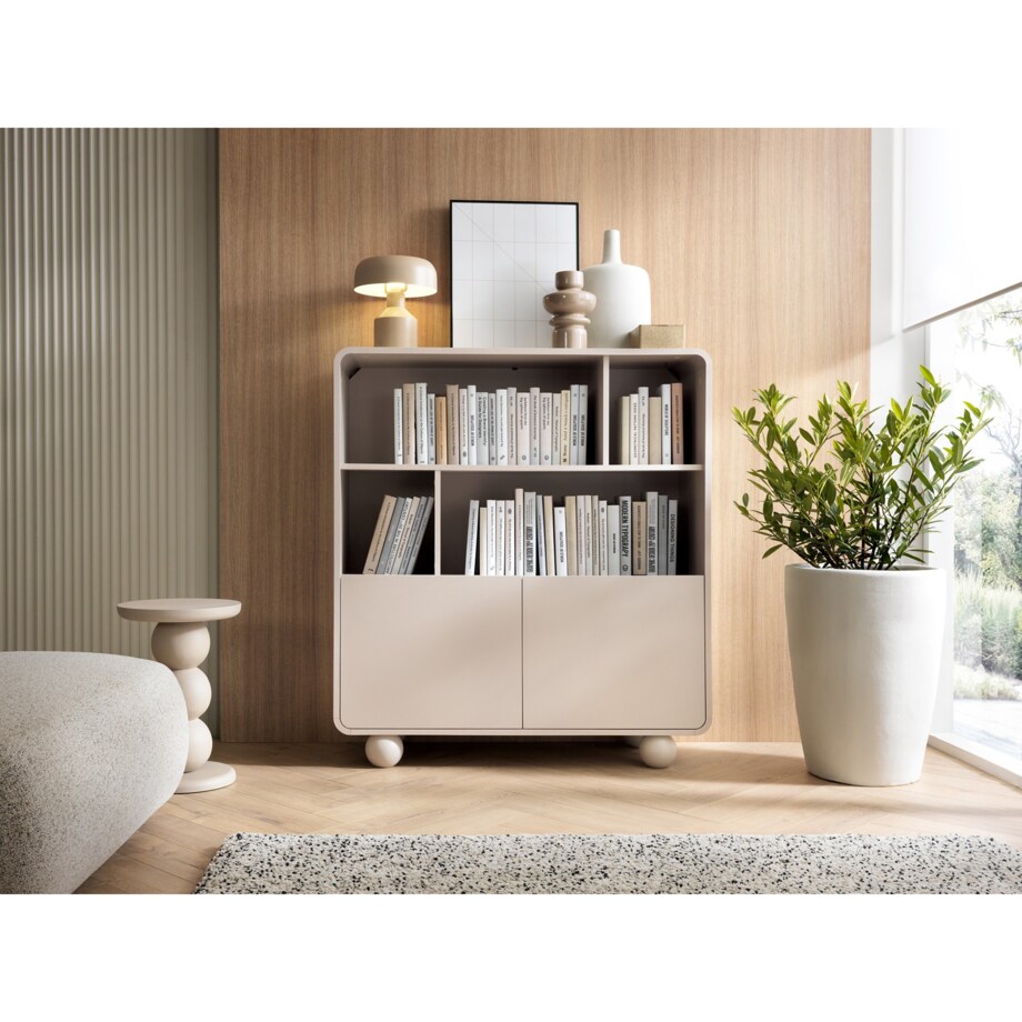 Regał częściowo otwarty ALBI w kolorze kaszmirowym na okrągłych nóżkach