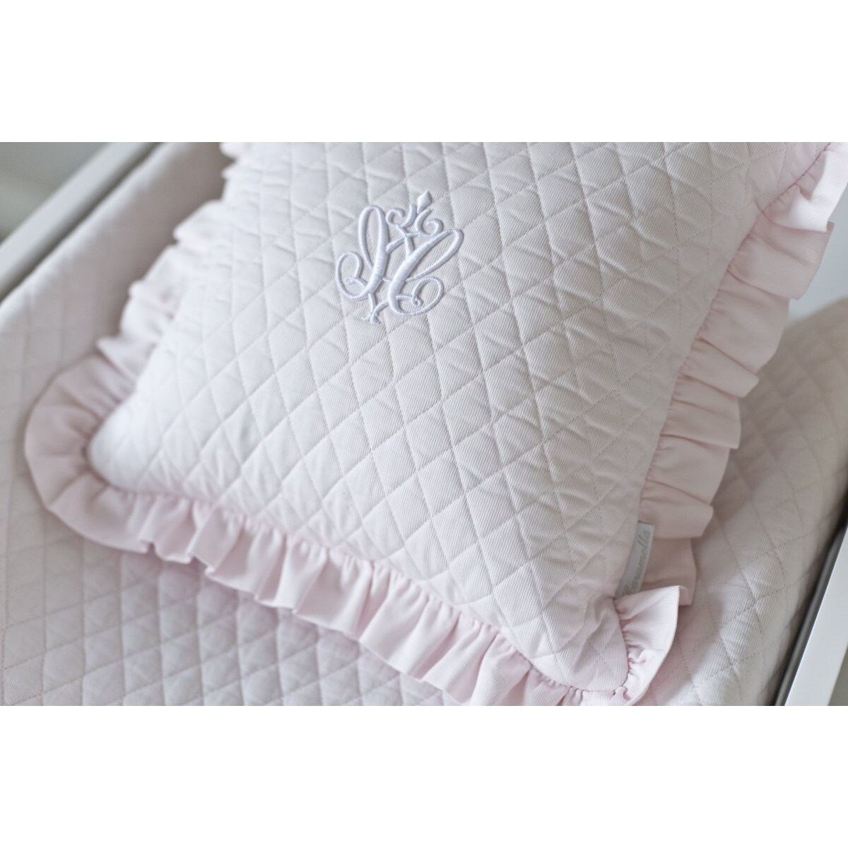 Poduszka pikowana duża z emblematem i falbanką pudrowa