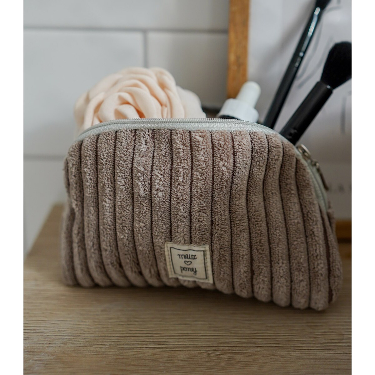 Sugar Brown – sztruksowa kosmetyczka z wodoodpornym wnętrzem