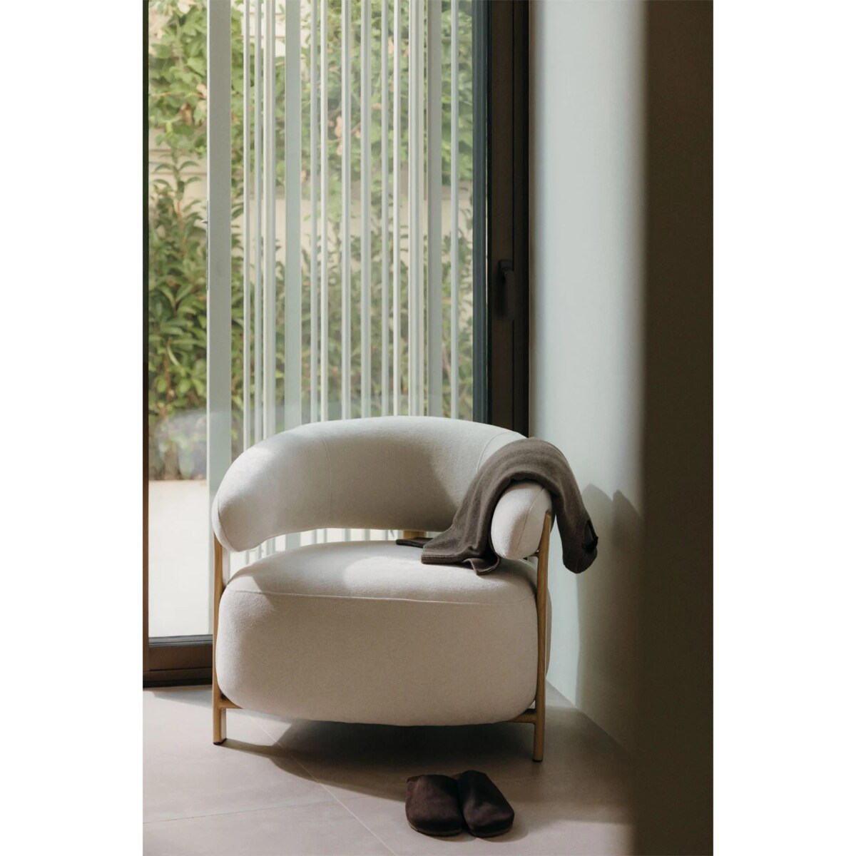 Fotel z tkaniny szenilowej Jolie, jasne drewno, kremowo-beżowy