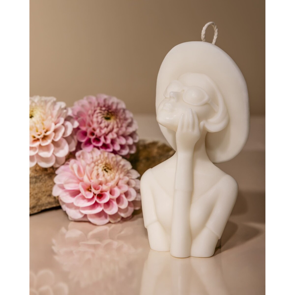 Świeca sojowa Carmen – dekoracyjna świeca w kształcie kobiety w kapeluszu