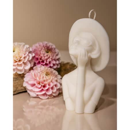 Świeca sojowa Carmen – dekoracyjna świeca w kształcie kobiety w kapeluszu