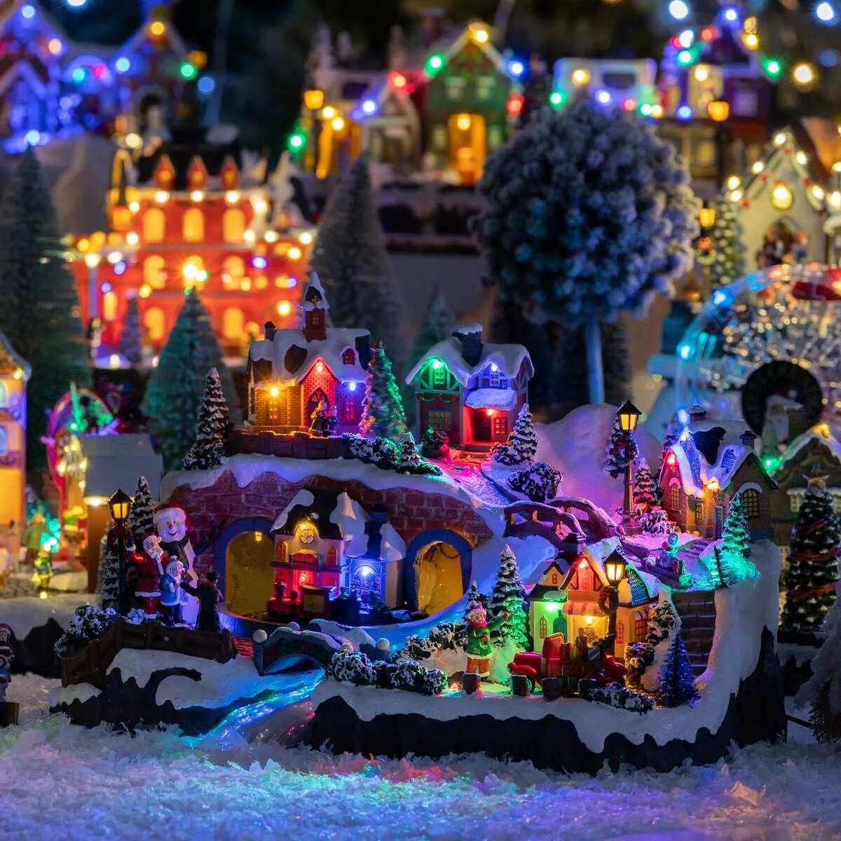 Dekoracja - grająca scenka świąteczna Wioska Mikołaja 48,7x31,8x32,1 cm