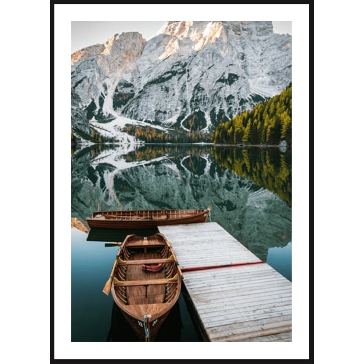 Poster Story, Plakat, Obraz - Łodzie na Górskim Jeziorze Lago Braies No3, wymiary 50 x 70 cm
