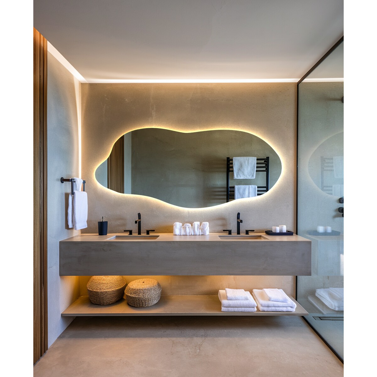 Lustro LED o płynnym kształcie, 35x80 cm, ciepłe światło