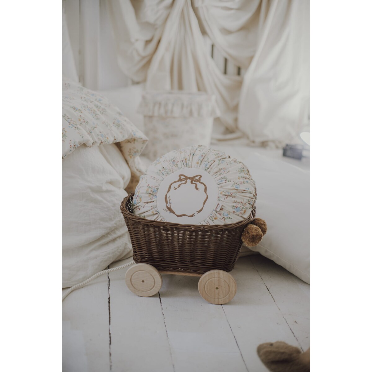 Poduszka dekoracyjna okrągła z haftem Blooming Meadow