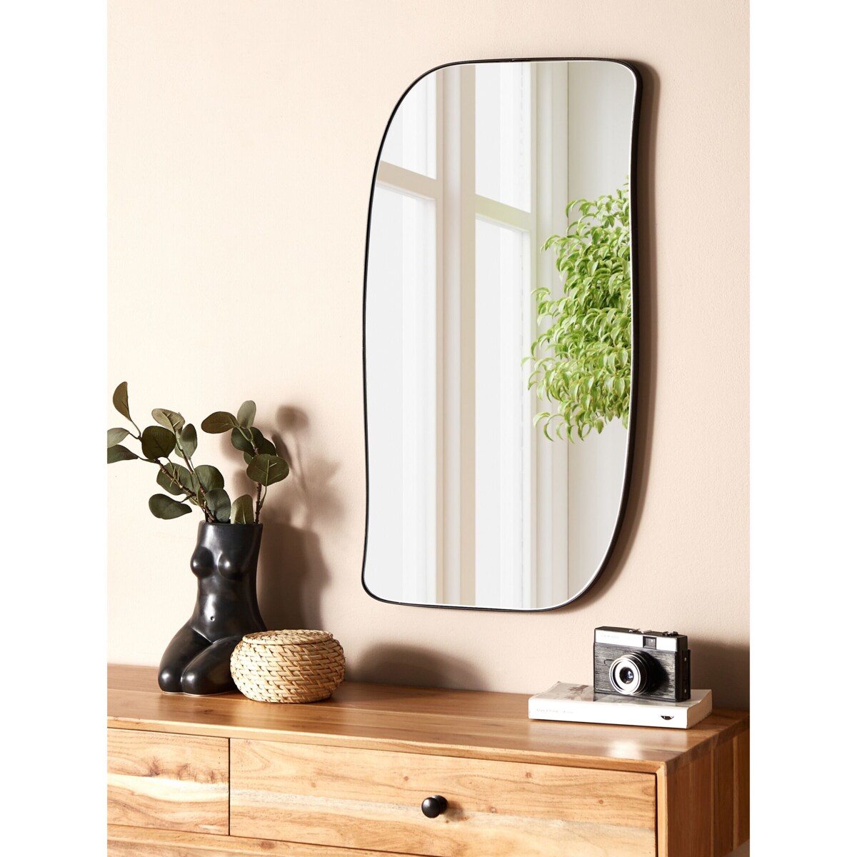 Metalowe lustro ścienne 37 x 70 cm czarne MONTCLUS