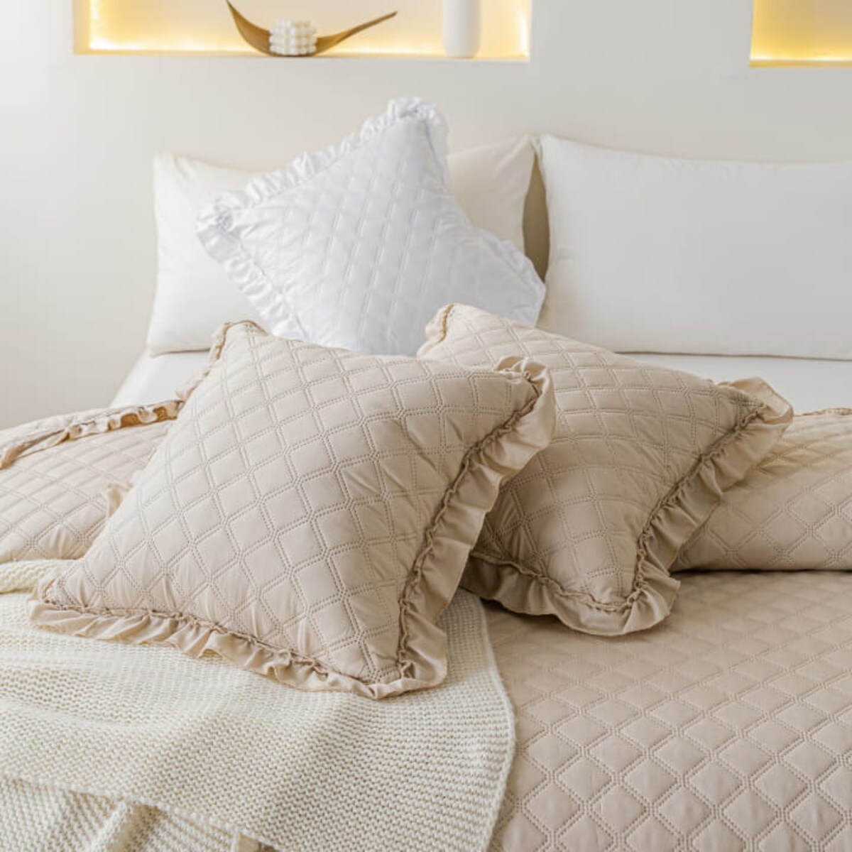 Beżowa Narzuta Pikowana z Falbanką 240 x 260 Duży XXL Koc Pled Elegancki Loft