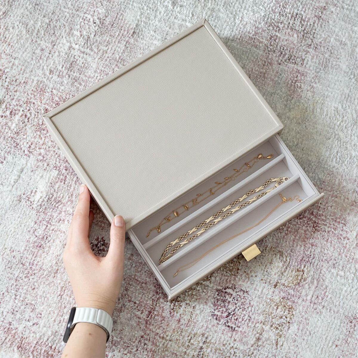 Szkatułka na naszyjniki Stackers Pebble classic jasnobeżowa z szufladą