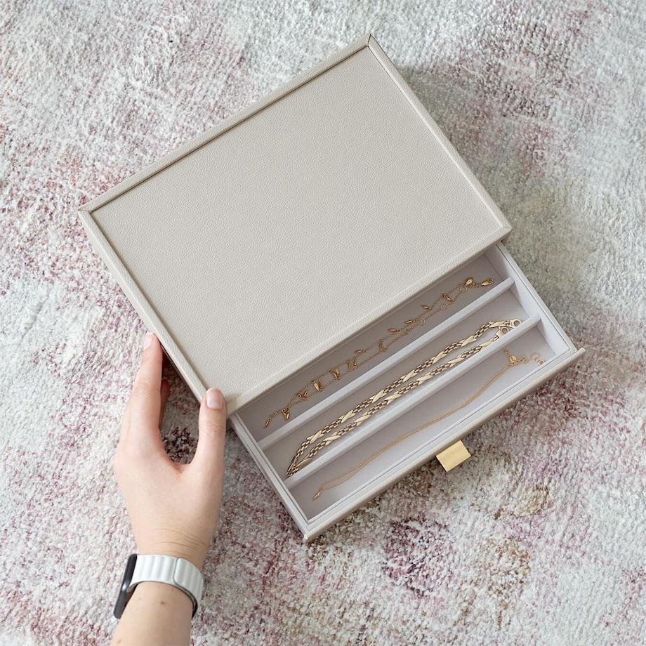 Szkatułka na naszyjniki Stackers Pebble classic jasnobeżowa z szufladą