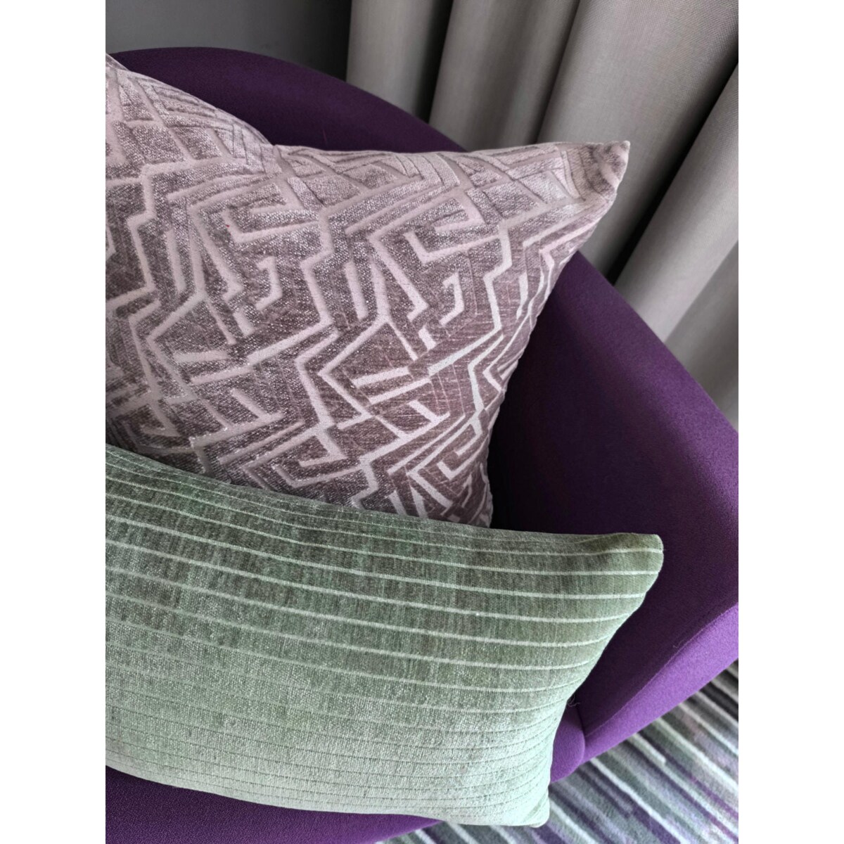 Zielona poduszka dekoracyjna w prążki 30x50 Lines