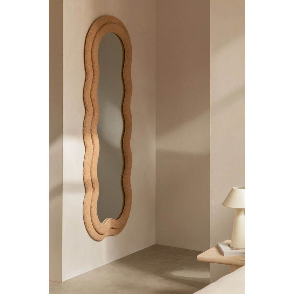 Lustro w falistej ramie bouclé brzoskwiniowe 160x60 cm