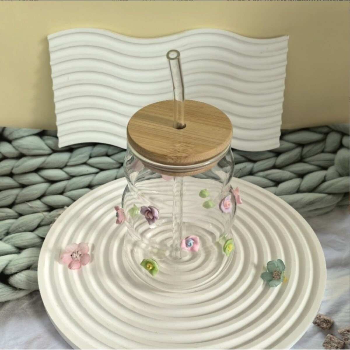 Szklanka z falowanymi ściankami i kwiatkami 450 ml ze słomką i pokrywką SZK164