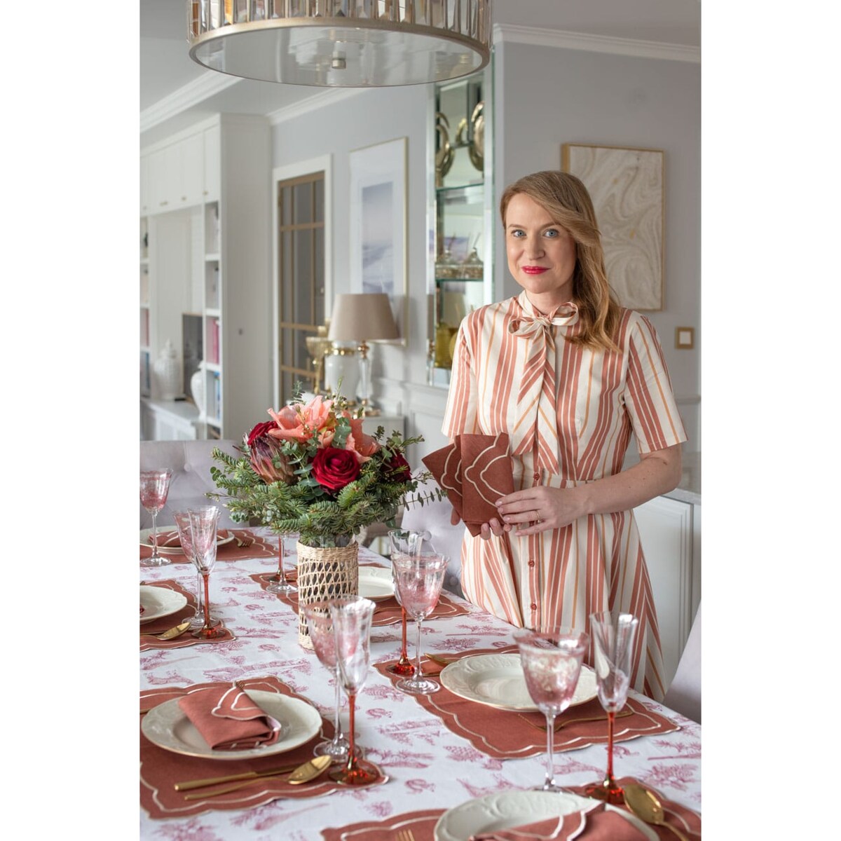 Obrus Toile de Jouy Red Forest - 140 cm x 200 cm - idealny dla 4 osób