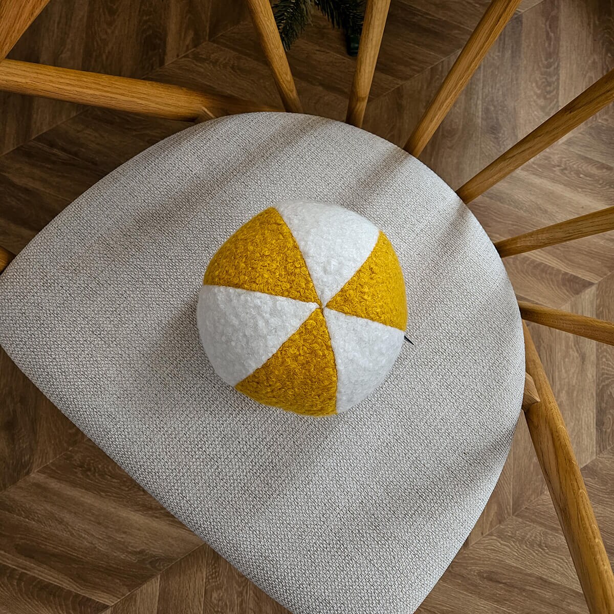 Poduszka SOFT LOOP | biało - musztardowa mała kula