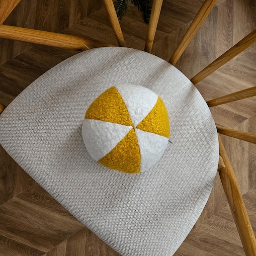 Poduszka SOFT LOOP | biało - musztardowa mała kula