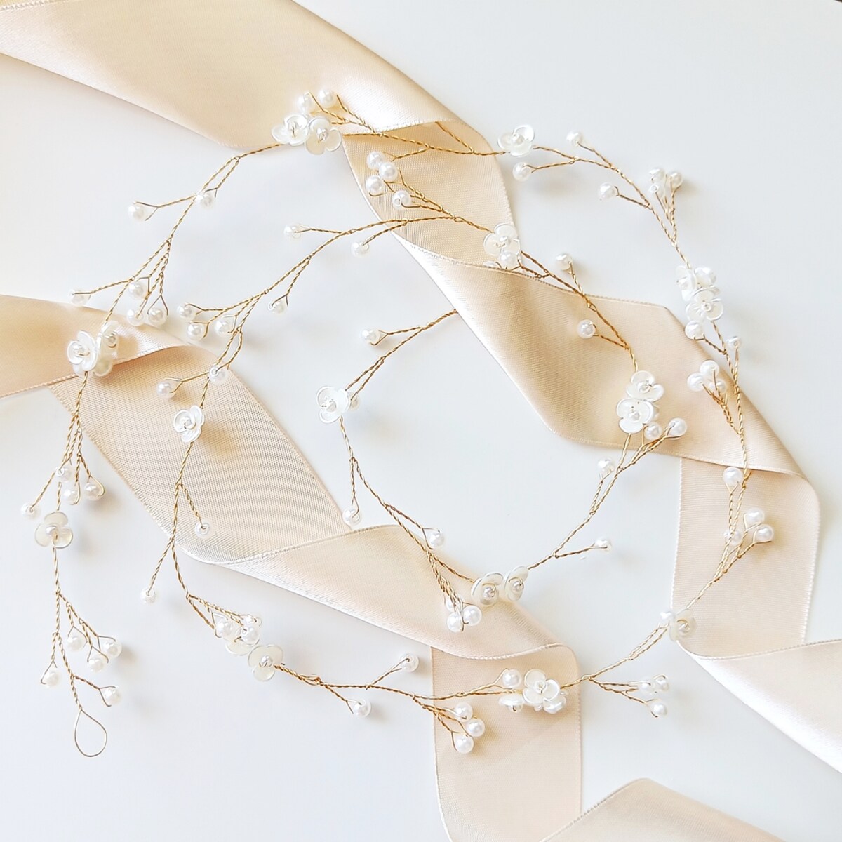 Delikatna długa girlanda do włosów z kwiatami i perłami złota