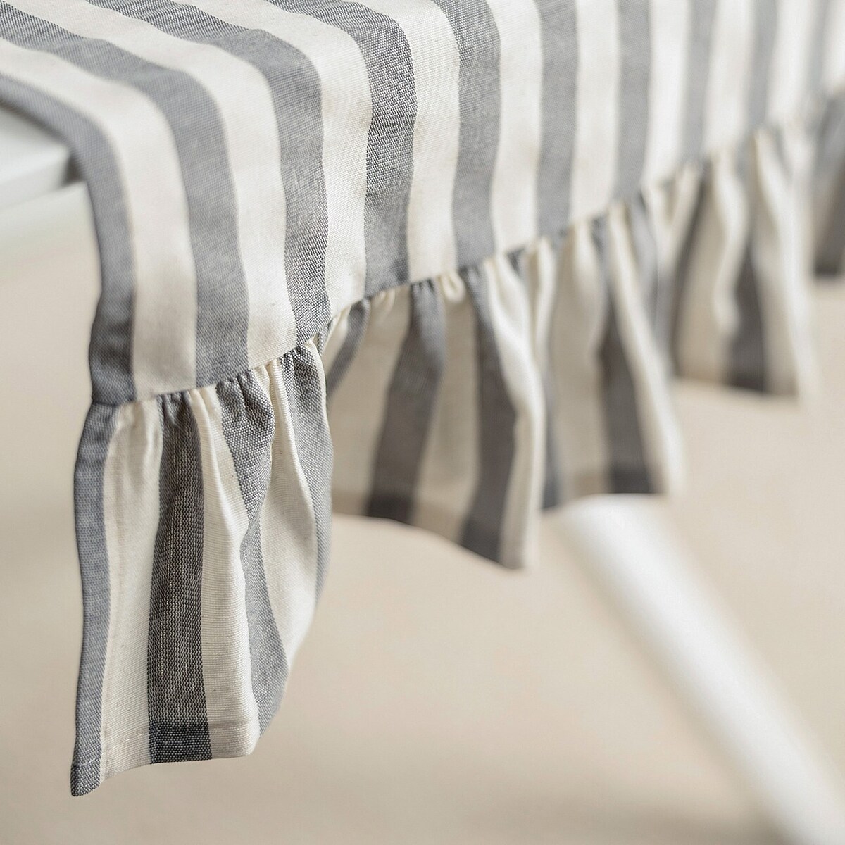 Bieżnik z falbaną 40x160 cm 40x160 szaro-białe pasy (1,5cm)